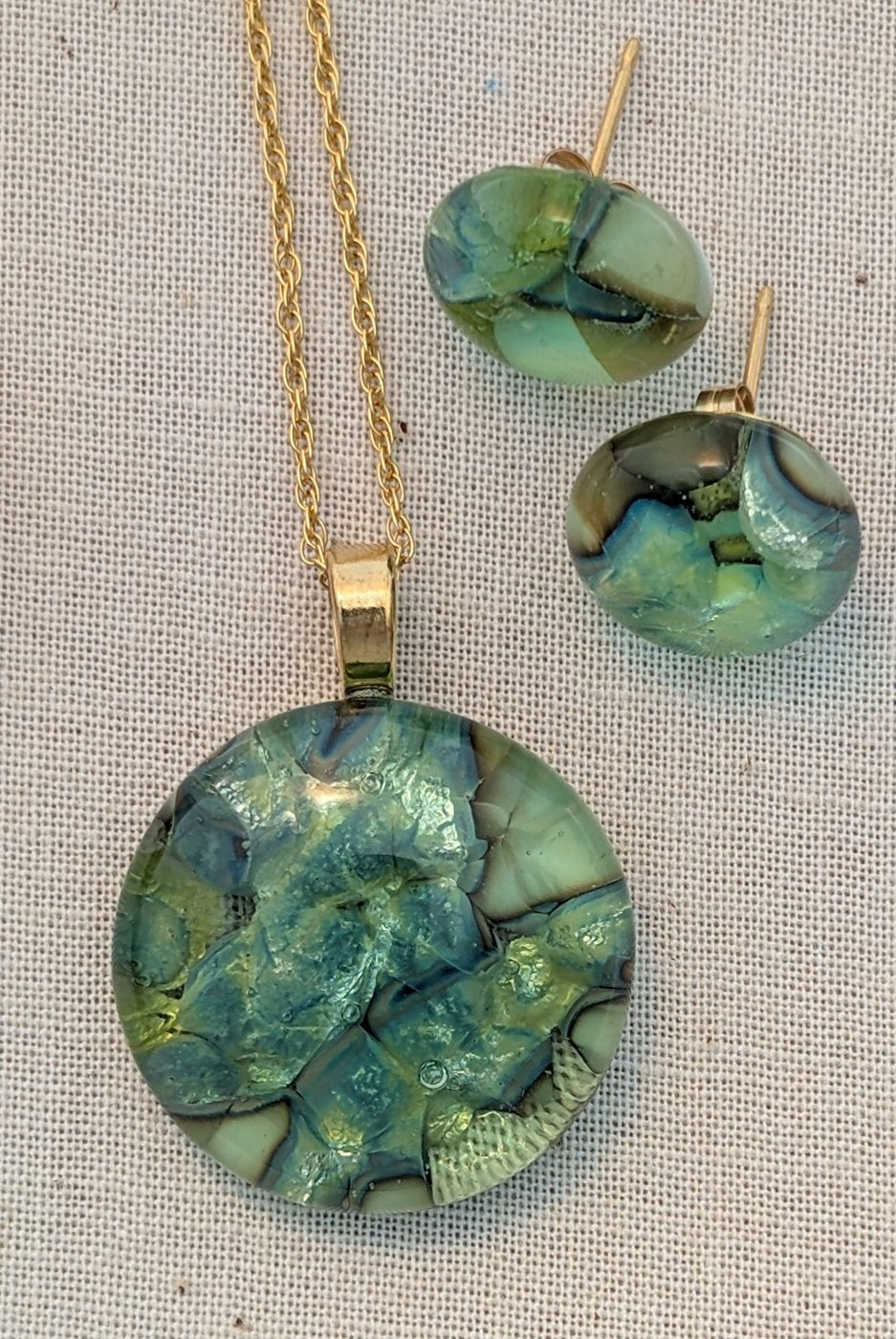 Round fused glass pendant and stud earrings, gold-finished